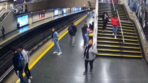 Muere hombre tras lanzarse a las vías del tren