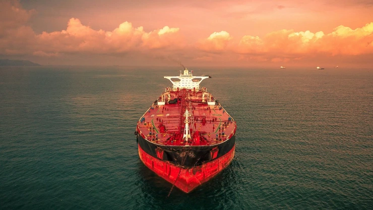 Barco petrolero sobre el mar.
