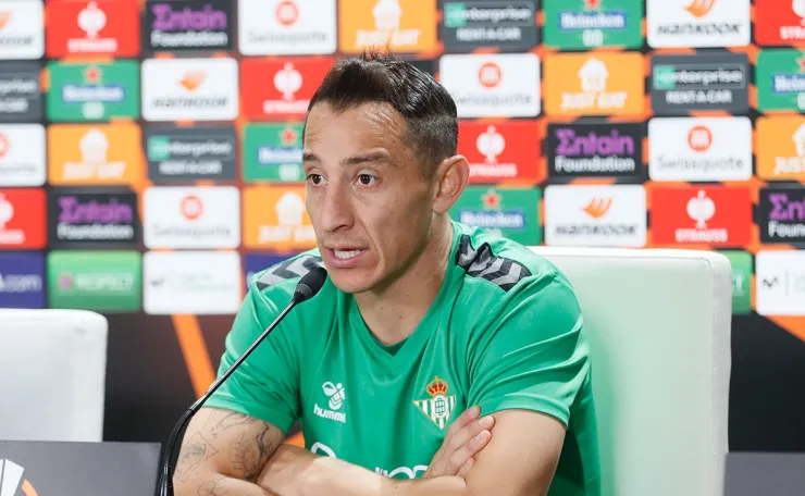 Andrés Guardado en conferencia de prensa en el Real Betis