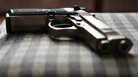 La policía cree que el hombre caminaba el miércoles en la noche por el norte de Lincoln cuando la pistola calibre .22 se le salió del bolsillo, golpeó contra el suelo y se disparó. Imagen: Archivo