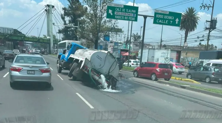 Pipa cae en un socavón sobre la calzada Ignacio Zaragoza