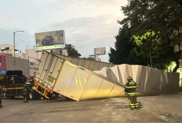 CDMX: Fuerte accidente sobre Patriotismo deja un tráiler volcado