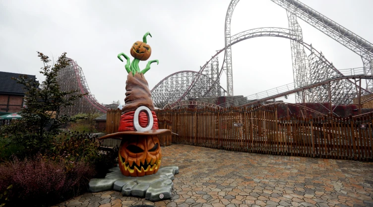 Parque de atracciones con decoraciones de Halloween
