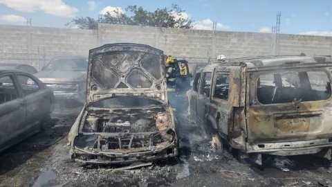 Incendios en Aguascalientes ¿Cómo ocurrió el incendio de vehículos y pasto