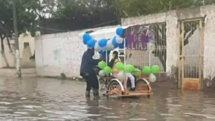Padre celebra la graduación de su hijo