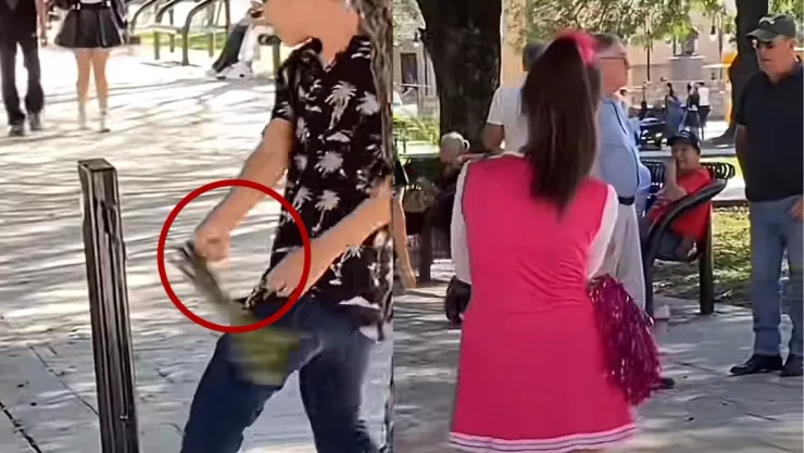 Joven destroza un ramo de flores al ser rechazado