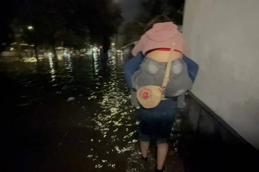Inundación en Indios Verdes por fuertes lluvias en CDMX