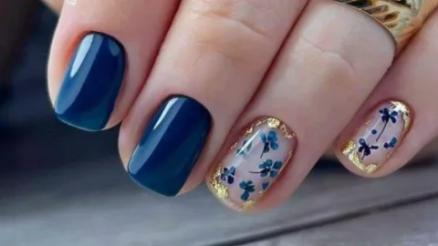 uñas azul marino con flores