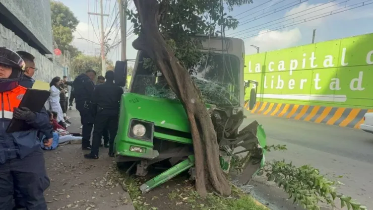 Choque de camión de transporte público deja 10 personas heridas en Iztapalapa, CDMX