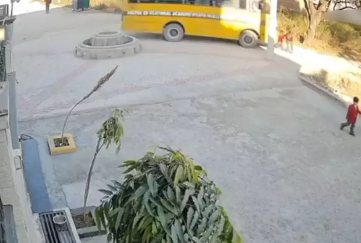 Hermanas son arrolladas tras bajar de un autobús escolar en Rampur; una pierde la vida