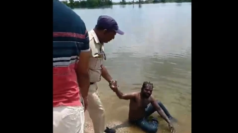 Video-resucita-hombre-ebrio-en-un-lago-de-Hanumakonda-en-India