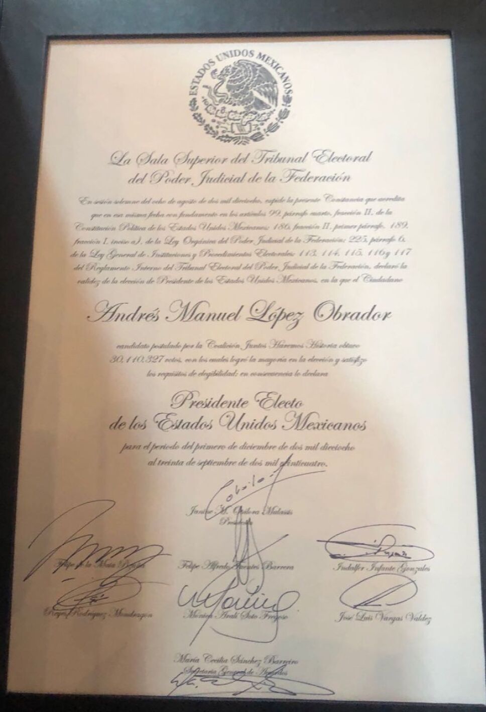 Constancia de presidente electo de Andrés Manuel López Obrador. AMLO