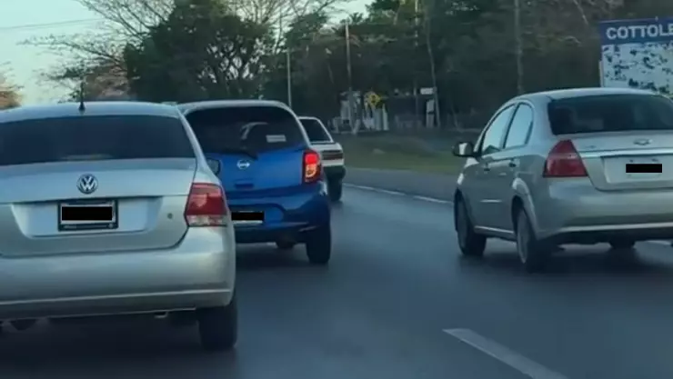 VIDEO_ Automovilistas son captados peleando en el periférico de Mérida, hoy 19 de marzo de 2025