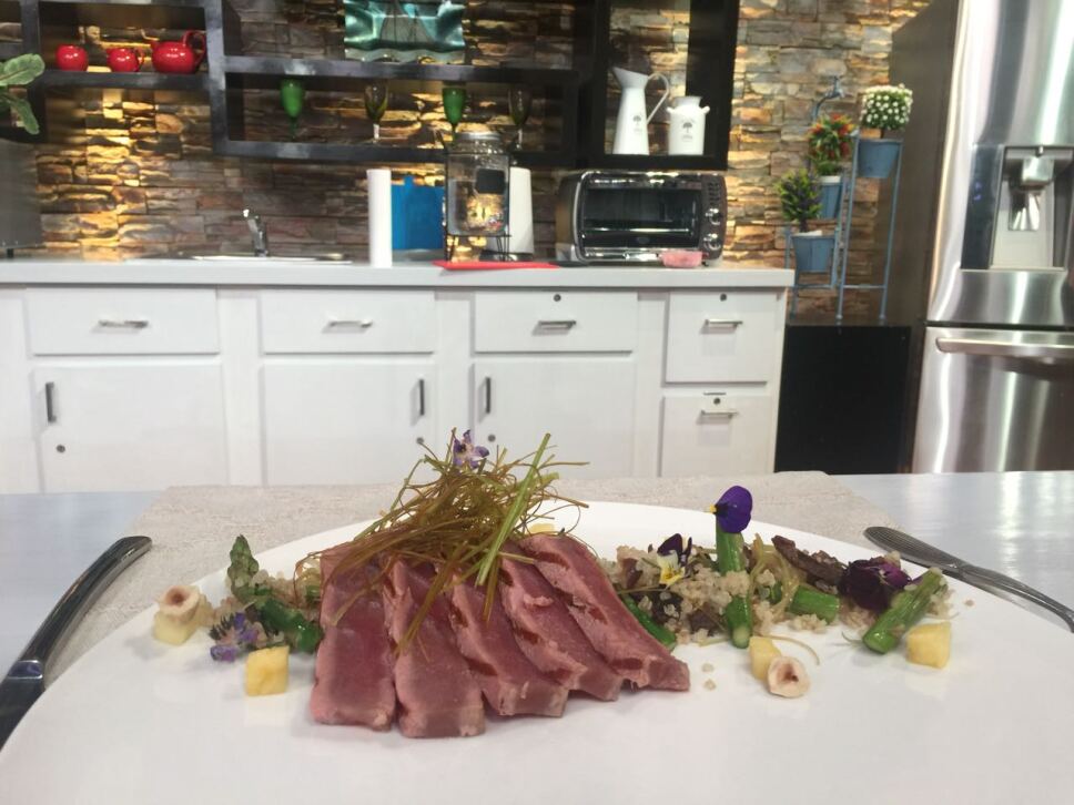 Atún marinado en piña y jengibre con ensalada de quinoa