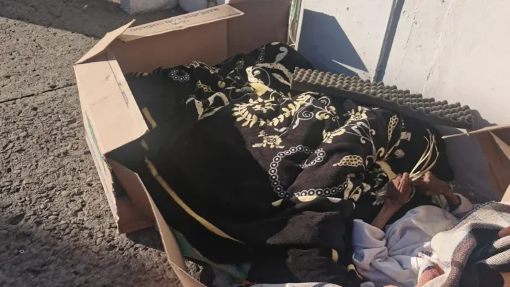 abandonan a abuelita en cajas de cartón y cobijas en calles de Puebla .jpg