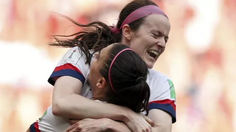 La mediocampista de Estados Unidos Rose Lavelle, arriba, celebra con Alex Morgan tras anotar el segundo gol de su equipo en la final de la Copa del Mundo contra Holanda. Imagen, AP.
