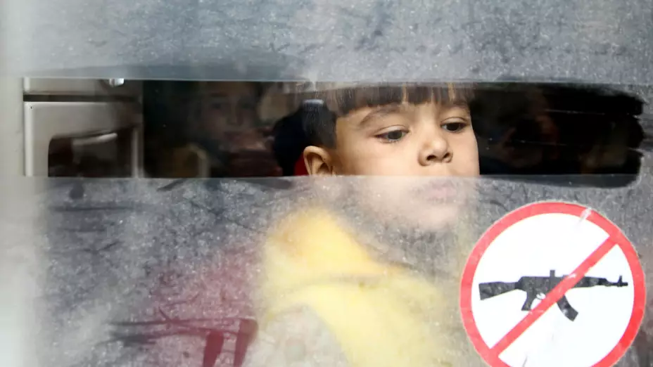 Un convoy de 25 camiones con alimentos, organizado por el Comité Internacional de la Cruz Roja (CICR), la Media Luna Roja Siria y la ONU, entró en Duma.