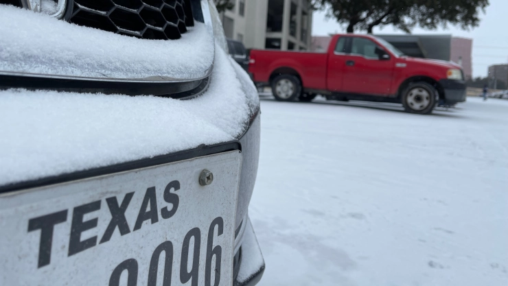 Coche con matricula de Texas entre la nieve