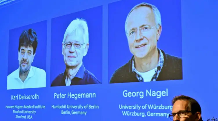 Karl Deisseroth, Peter Hegemann y Georg Nagel, Nobel de Medicina de 2026.
