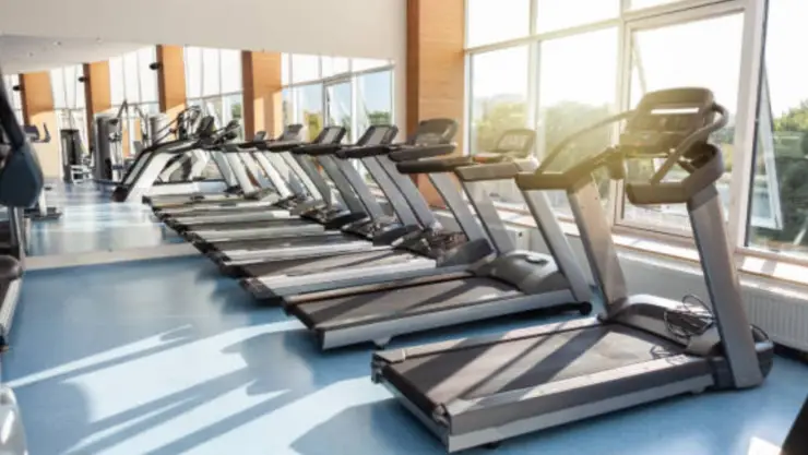 ¡Trágico accidente! Mujer en una caminadora de gimnasio se tropieza y cae del tercer piso | VIDEO