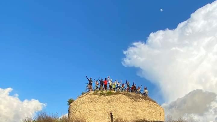 Bikers suben con todo y bicis y causan daños en pirámide de tula