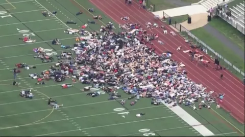 Estudiantes protestan por tiroteo que dejó más de 20 muertos en Texas.