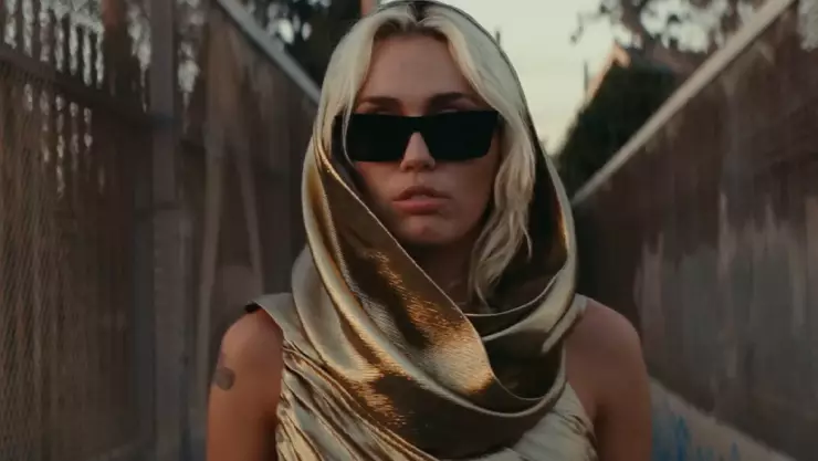 Demandan a Miley Cyrus por su éxito Flowers, según ‘copió' a Bruno Mars.jpg