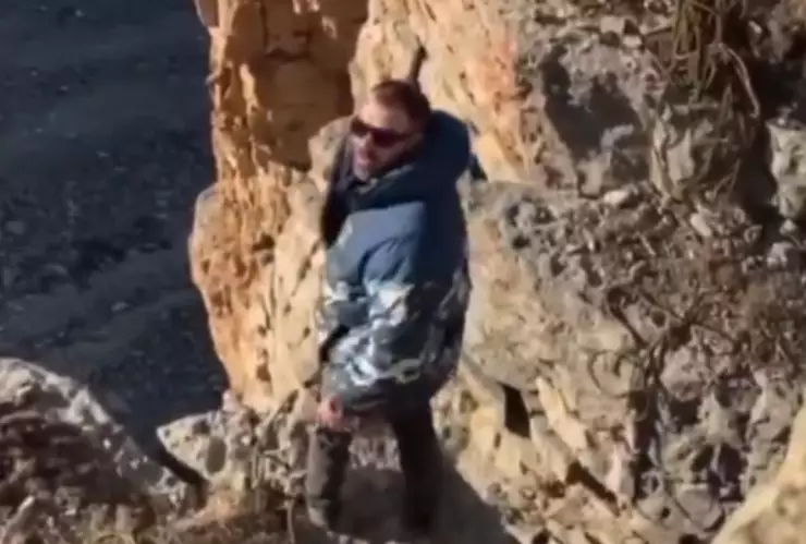 Intentó instalar una hamaca sobre un barranco y cayó: el video muestra la reacción de su pareja
