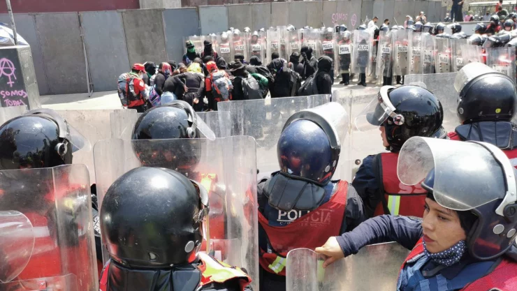 encapsulan-manifestantes-metro-cdmx-hidalgo-8M-cdmx