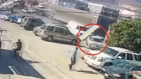 Tráiler choca con un auto sobre el bulevar 2000