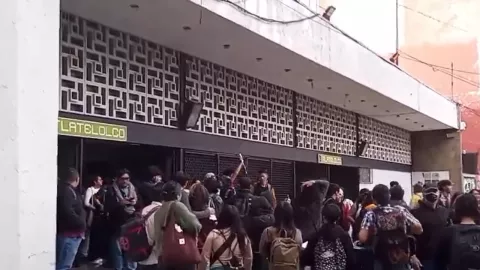Incendian estacion Tlatelolco Metro CDMX durante marcha 2 de octubre