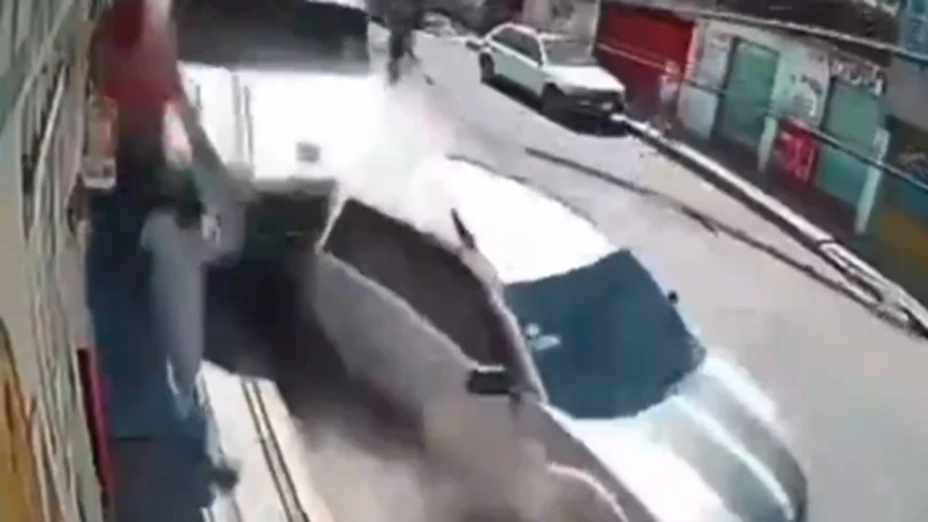 Pipa de gas se queda SIN FRENOS, impacta autos y arrolla a varias personas