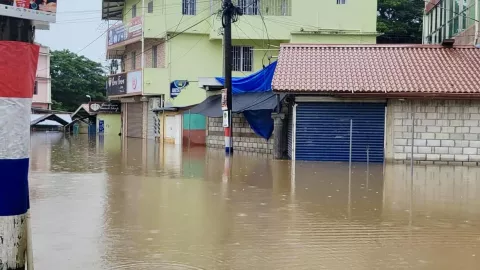 Tormenta tropical Sara toca tierra en Belice y genera inundaciones.jpg