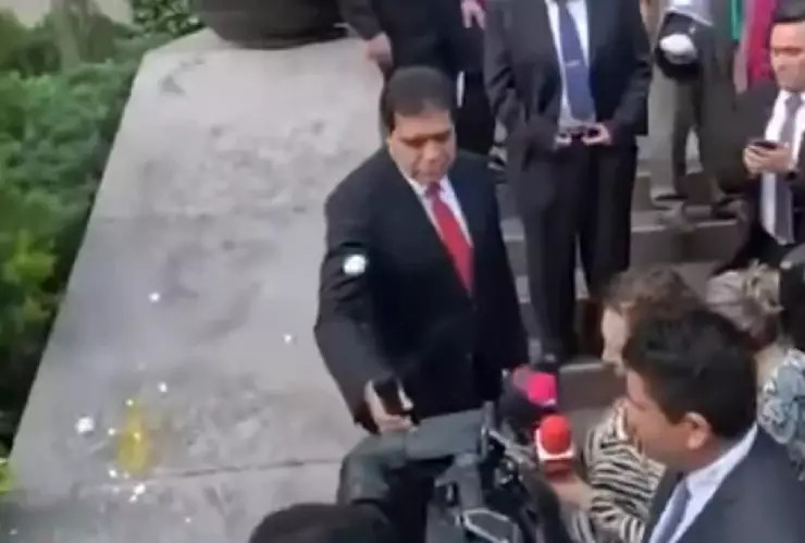 El líder de los trabajadores del Poder Judicial fue recibido a huevazos