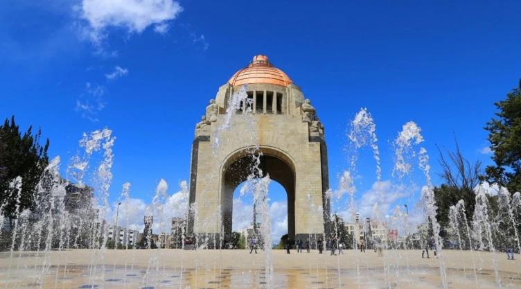 20 de noviembre: ¿Qué personajes están enterrados en el Monumento a la Revolución?