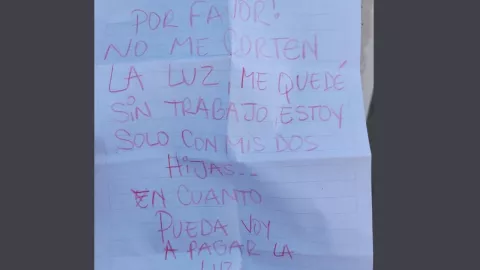 Hombre pide que no le corten la luz