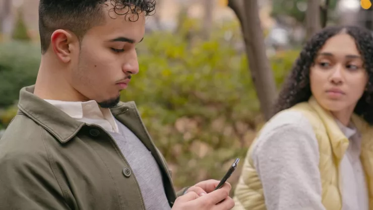 ¿Por qué te atrae otra persona si estás en una relación de pareja y qué hacer?