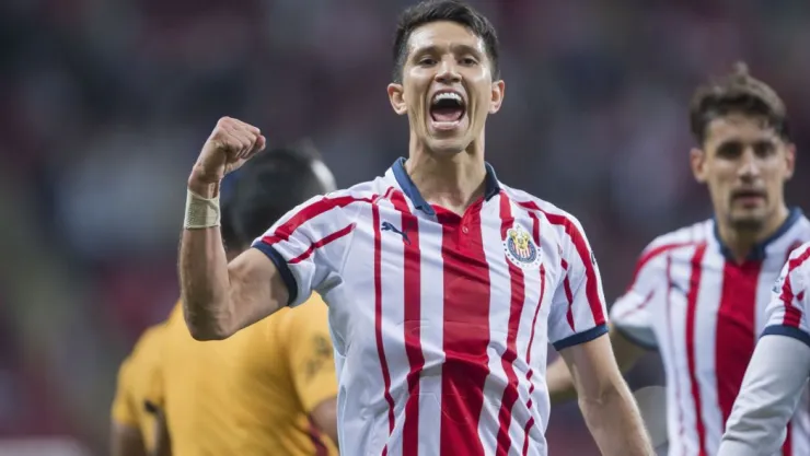 Chivas, líder con polémica
