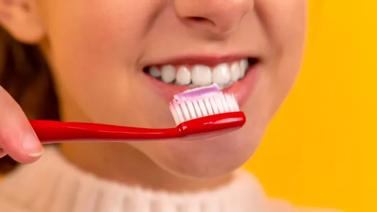 ¿Los dientes se deben cepillar antes o después de desayunar?