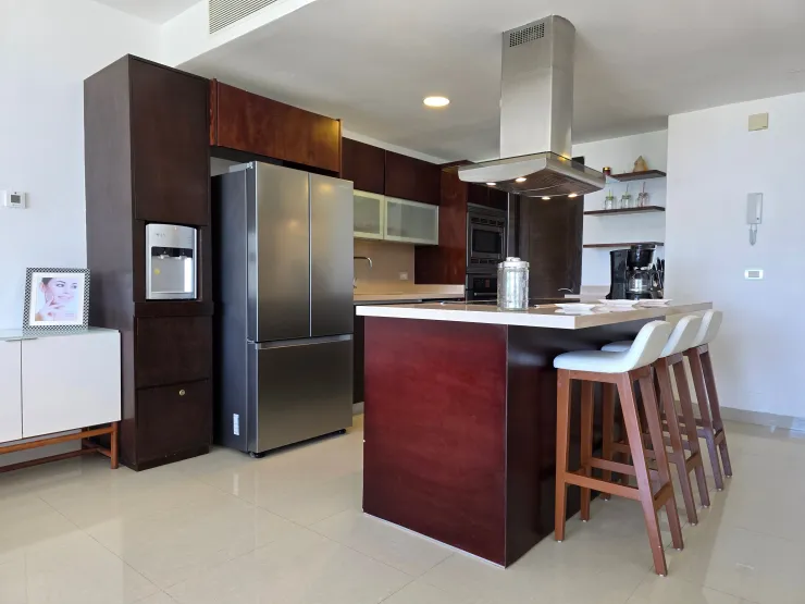 La isla de cocina integrada con extensión multifuncional