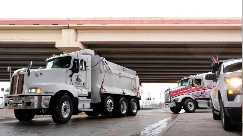 Camiones con materiales para quitar el hielo en Plano, Texas.