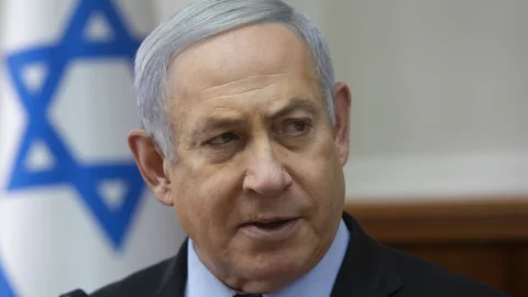 El primer ministro israelí Benjamin Netanyahu en la reunión de gabinete en su despacho en Jerusalén el 24 de noviembre del 2019. Imagen: AP
