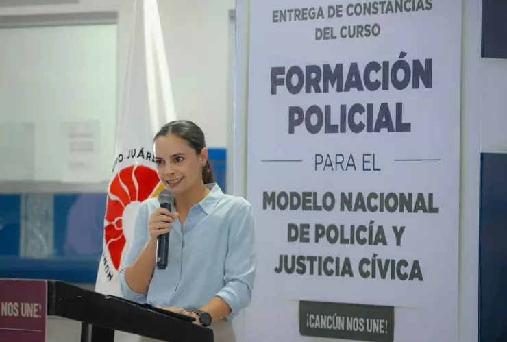 Entregan reconocimientos a policías en Cancún por su formación policial