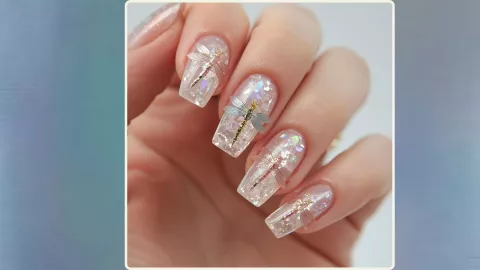 Uñas con efecto cristal y libélulas