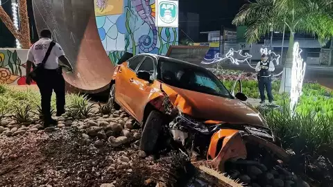 Fuerte accidente en Ciudad del Carmen deja graves daños; conductor se quiso dar a la fuga