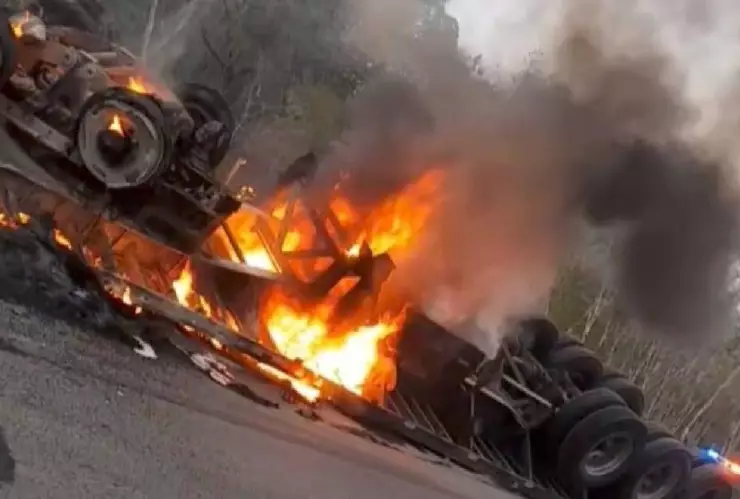 FOTO_ Tráiler de carga vuelca y se incendia cerca de la caseta en la Mérida-Cancún