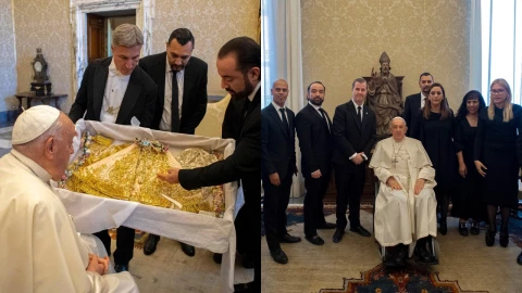 El Papa Francisco bendice su manto en el vaticano en una audiencia especial