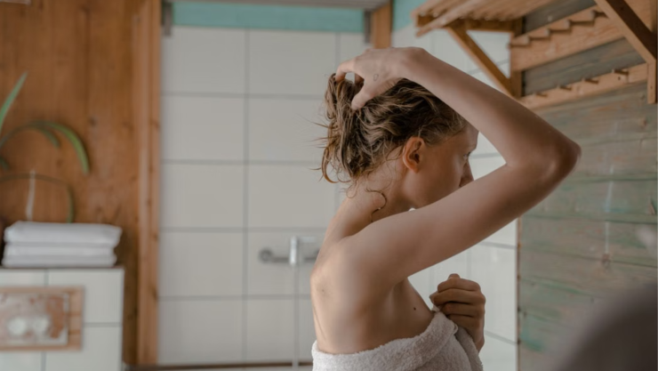 3 errores al secarte el cabello con toalla que lo están rompiendo desde la raíz
