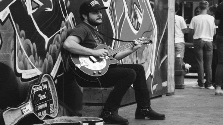 ¿Se necesita permiso para cantar en calles? Locatario corre a músico a cubetazos de agua y gremio musical lo defiende