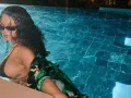 Rihanna alberca.jpg